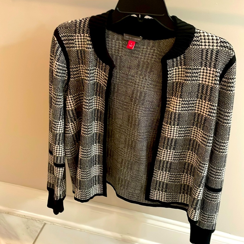 EUC Vince Camuto size small black and white cardigan perfect for work!